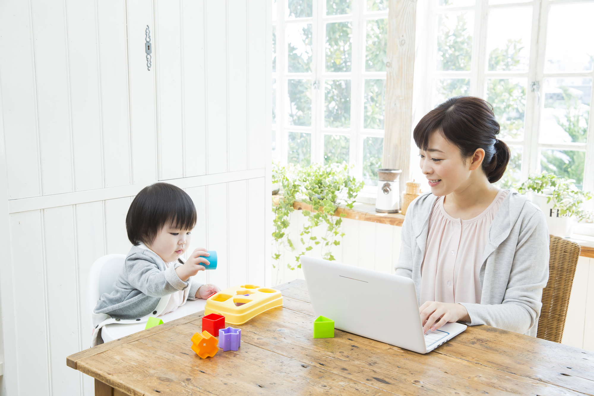 育児をしながら仕事をする子持ちの30代女性