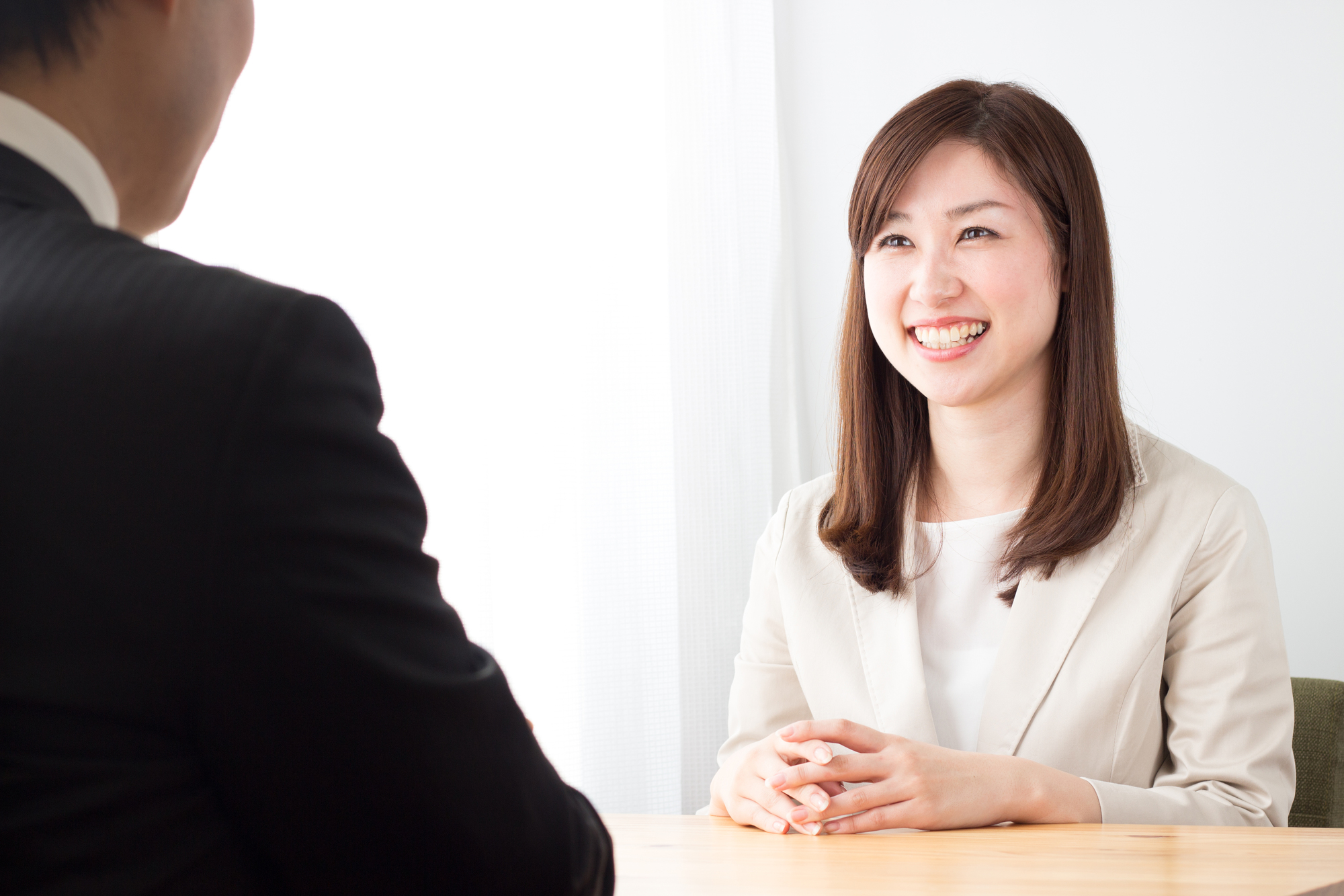 面接をする女性
